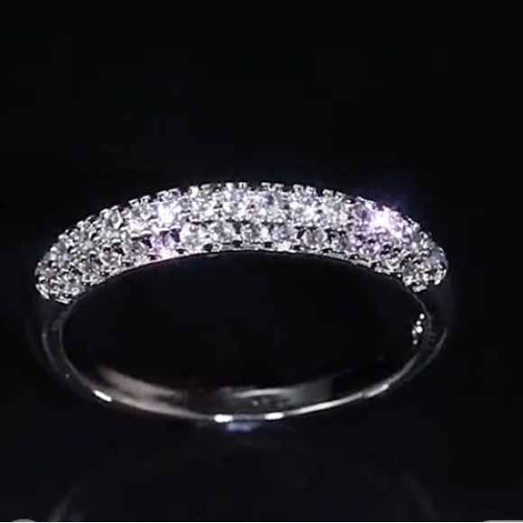 ❤️BEAUTIFUL LADIES SILVER BAND WITH AAA+ QUALITY ZIRCONIAS❤️SIZE 9 - Picture 4 of 7
